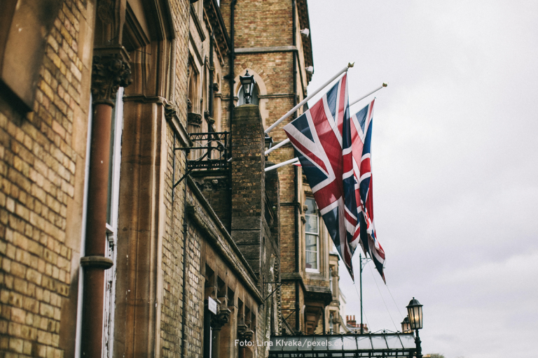 Sektor industri Inggris melalui Confederation of British Industry (CBI) mendesak pemerintah untuk segera meninjau ulang kebijakan pajak minyak yang dinilai terlalu membebani industri energi domestik.