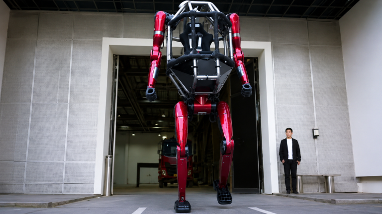 China Pamer Robot Mecha Canggih, Elon Musk Langsung Buka Suara